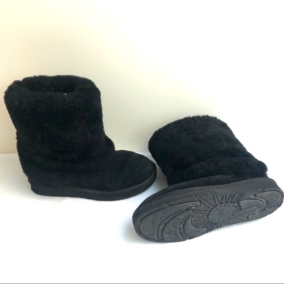 UGG PATTEN Black Suede Sheepkin Boots Size 6 - Picture 5 of 13